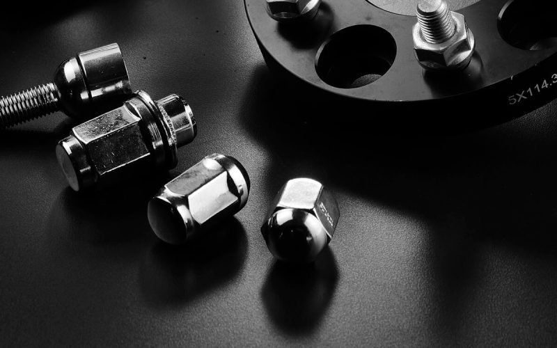 lug-nuts-and-bolts
